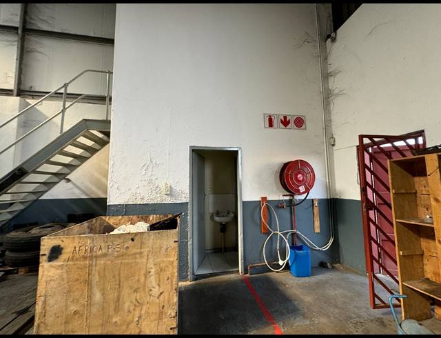 950M² WAREHOUSE TO LET IN JET PARK